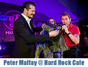 Peter Maffay übergibt Memorabilia an Hard Rock Cafe München bei Privatkonzert 'ROCK ANTENNE @ Hard Rock Cafe München' (©Foto: Jens Hartmann)
